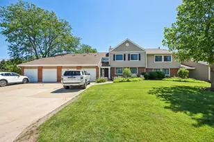 124 W Morningside Ln, Buffalo Grove, IL 60089 - Photo 1