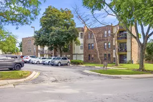 2013 Country Club Dr, Woodridge, IL 60517 - Photo 3