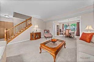 815 Claridge Ct, Schaumburg, IL 60193 - Photo 3