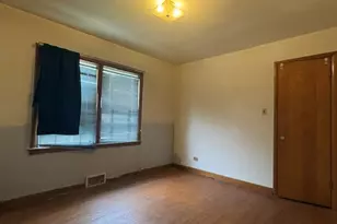 8153 S Marquette Ave, Chicago, IL 60617 - Photo 9