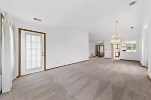 208 Chesterfield Ct, Schaumburg, IL 60193 - Photo 5