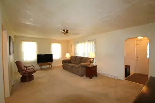 712 E Hurlbut Ave, Belvidere, IL 61008 - Photo 5