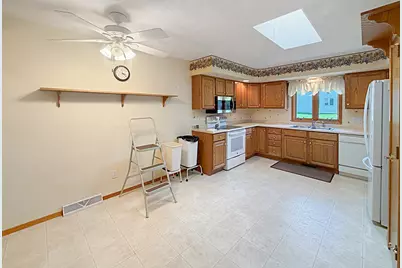 1909 Comanche Court #11, Freeport, IL 61032 - Photo 5