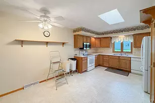 1909 Comanche Ct, Freeport, IL 61032 - Photo 5