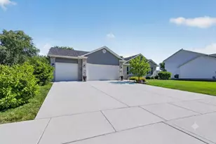 800 E Short Dr, Coal City, IL 60416 - Photo 3