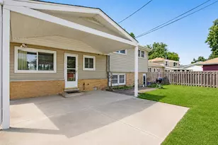 98 Lancaster Ln, Des Plaines, IL 60018 - Photo 11