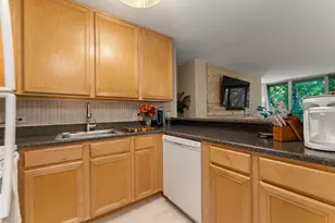 5810 Oakwood Dr, Lisle, IL 60532 - Photo 9