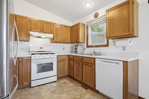 2813 Rocksbury Dr, Bloomington, IL 61705 - Photo 9