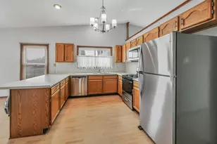 7061 Yorkshire Dr, Woodridge, IL 60517 - Photo 5