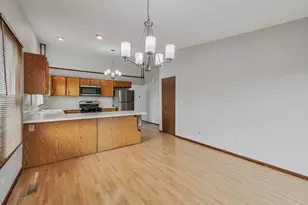 7061 Yorkshire Dr, Woodridge, IL 60517 - Photo 7