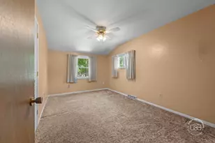 877 N Fordham Ave, Aurora, IL 60506 - Photo 21