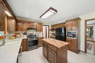 925 Manchester St, Naperville, IL 60563 - Photo 7