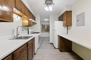 6818 Roberts Dr, Woodridge, IL 60517 - Photo 3