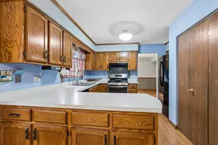 7829 Nantucket Dr, Darien, IL 60561 - Photo 9