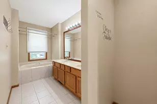 4590 Topaz Dr, Hoffman Estates, IL 60192 - Photo 11