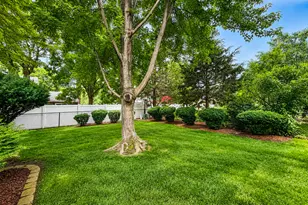 209 Briarheath Ln, Naperville, IL 60565 - Photo 17