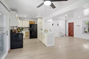 813 W Perry St, Belvidere, IL 61008 - Photo 3
