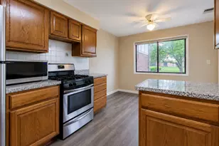 908 Knottingham Dr, Schaumburg, IL 60193 - Photo 3