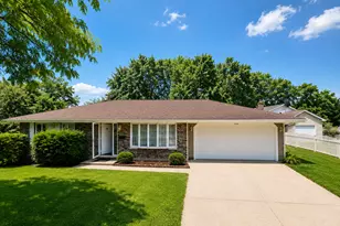 935 S Cedarcrest Dr, Schaumburg, IL 60193 - Photo 1
