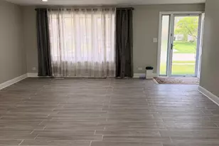 935 S Cedarcrest Dr, Schaumburg, IL 60193 - Photo 7