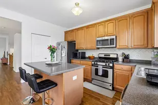 654 Astor Ln, Wheeling, IL 60090 - Photo 7