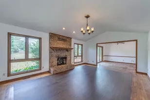41W700 Lenz Rd, Elgin, IL 60124 - Photo 7