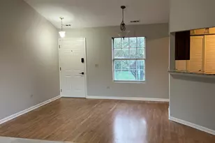 385 Sandhurst Cir, Glen Ellyn, IL 60137 - Photo 3