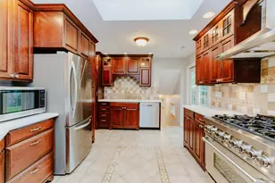525 Briarcliff Ln, Hoffman Estates, IL 60169 - Photo 9