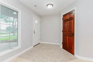 525 Briarcliff Ln, Hoffman Estates, IL 60169 - Photo 3