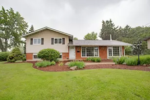525 Briarcliff Ln, Hoffman Estates, IL 60169 - Photo 1