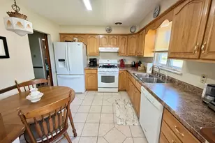 1402 Jonquil St, Centralia, IL 62801 - Photo 5