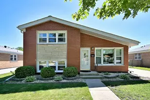 8925 S 49th Ct, Oak Lawn, IL 60453 - Photo 1