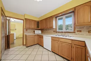 5425 W 83rd Pl, Burbank, IL 60459 - Photo 7