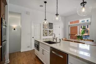 344 W Huron St, Chicago, IL 60654 - Photo 9