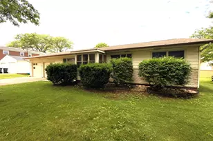 315 Mecherle Dr, Bloomington, IL 61701 - Photo 3
