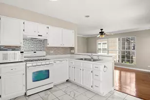 345 Mayfair Ln, South Elgin, IL 60177 - Photo 9