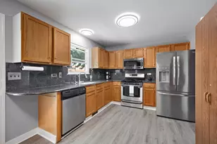 1312 Burke Ln, South Elgin, IL 60177 - Photo 7