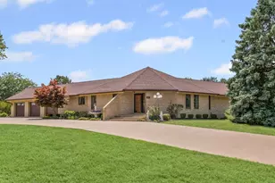 800 Cambridge Dr, Paxton, IL 60957 - Photo 1