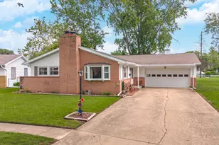 3 Manor Dr, Pontiac, IL 61764 - Photo 1