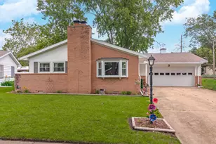 3 Manor Dr, Pontiac, IL 61764 - Photo 3