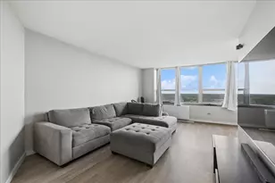 3925 Triumvera Dr, Glenview, IL 60025 - Photo 9