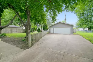 660 Jonette Ave, Bradley, IL 60915 - Photo 3