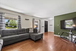 60 New Castle Ct, Crystal Lake, IL 60014 - Photo 3