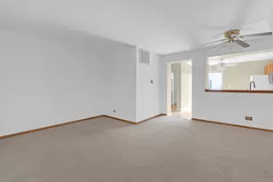 312 W Treehouse Ln, Round Lake, IL 60073 - Photo 9