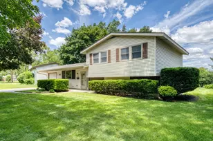304 Dartmoor Dr, Crystal Lake, IL 60014 - Photo 1