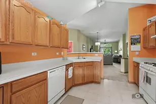2258 Scott Ln, Aurora, IL 60502 - Photo 9