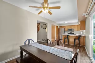 902 Oak Valley Dr, Cary, IL 60013 - Photo 7