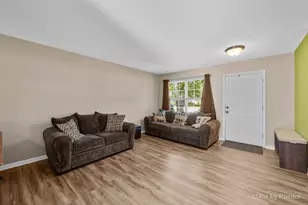902 Oak Valley Dr, Cary, IL 60013 - Photo 3