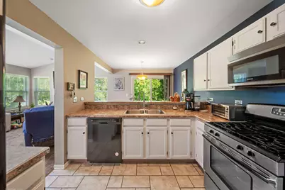 620 Chelsea Court, Elgin, IL 60123 - Photo 5