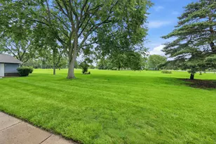 752 Gloucester Dr, Elk Grove Village, IL 60007 - Photo 3